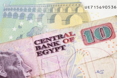 Fransa 'dan mavi ve yeşil beş avroluk banknotlu on Mısır sterlini makroyla kapanıyor