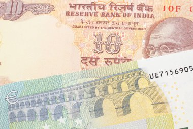 Turuncu, Hindistan 'dan 10 rupi, Fransa' dan mavi ve yeşil 5 euro ile kapatıyoruz.