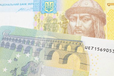 Avrupa 'nın beş avroluk yakın plan görüntüsü. Sarı ve mavi Ukraynalı. Ukraynalı bir Hryvnia banknotu makroda kapanıyor.