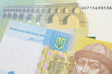 Avrupa 'nın beş avroluk yakın plan görüntüsü. Sarı ve mavi Ukraynalı. Ukraynalı bir Hryvnia banknotu makroda kapanıyor.
