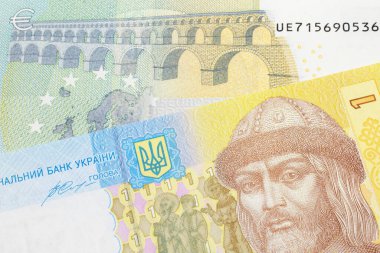 Avrupa 'nın beş avroluk yakın plan görüntüsü. Sarı ve mavi Ukraynalı. Ukraynalı bir Hryvnia banknotu makroda kapanıyor.