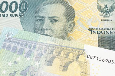 Gri iki bin Endonezya rupia banknotu ve beş euro. 