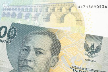 Gri iki bin Endonezya rupia banknotu ve beş euro. 