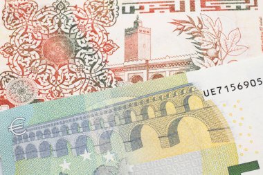 Bej rengi, 200 Cezayir dinarı faturası. Kırmızı, Avrupa Birliği 5 Euro 'luk banknot. Makro olarak yakın plan.