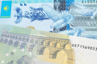 Avrupa Birliği Avro Bölgesi 'nden gelen beş avroluk banknot, Kazakistan' dan gelen beş yüz avroluk mavi bir banknotla eşleştirildi.