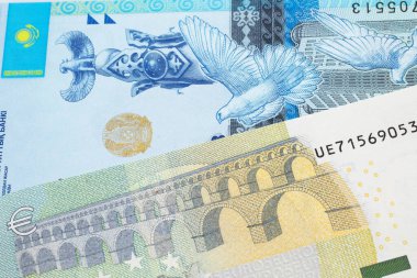Avrupa Birliği Avro Bölgesi 'nden gelen beş avroluk banknot, Kazakistan' dan gelen beş yüz avroluk mavi bir banknotla eşleştirildi.