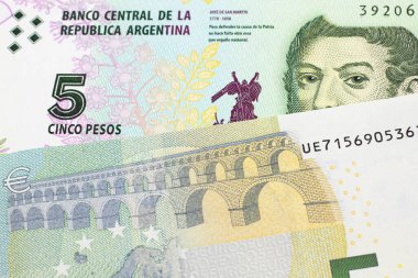 Arjantin 'den beş pezoluk banknot, makroda yakın çekim, Avrupa' da beş avroluk banknot.