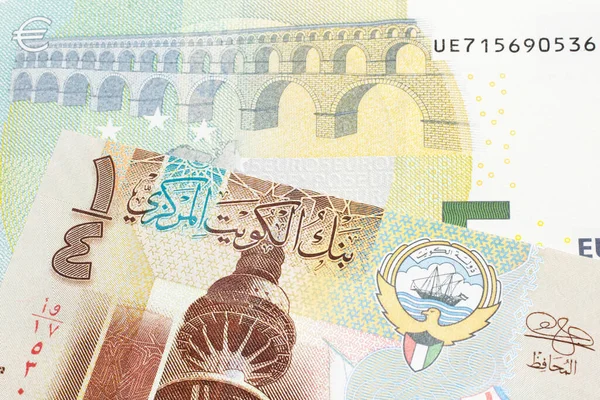 Quarto Dinaro Dal Kuwait Vicino Con Una Banconota Cinque Euro — Foto Stock