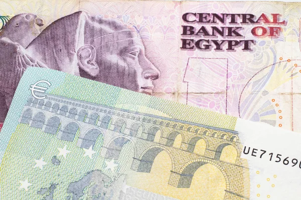 Dziesięć Egipskich Banknotów Funtowych Niebiesko Zielonym Pięcioma Banknotami Euro Francji — Zdjęcie stockowe