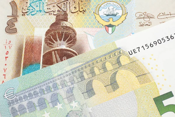 Cuarto Dinar Kuwait Cierra Con Billete Rojo Cinco Euros Unión — Foto de Stock