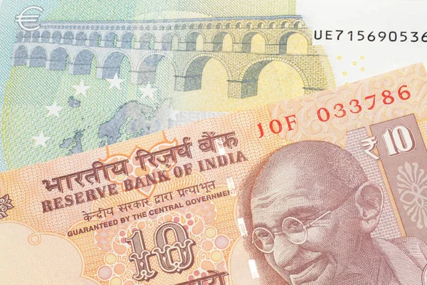 Pomarańczowy Indyjski Banknot Dziesięć Rupii Bliska Niebiesko Zielonym Banknotem Pięć — Zdjęcie stockowe