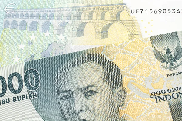 Ein Grauer Zweitausender Indonesischer Rupiah Schein Mit Einem Fünf Euro — Stockfoto