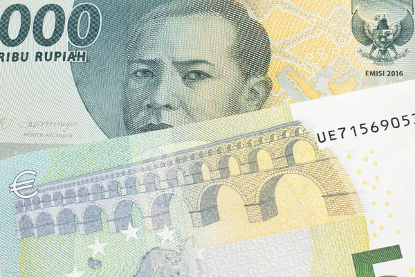Szary Dwa Tysiące Rupii Indonezyjskiej Banknot Pięcioma Banknotami Euro — Zdjęcie stockowe