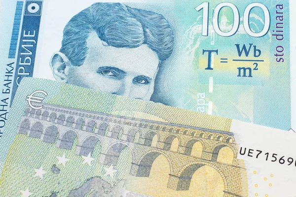 Uma Nota Bancária Sérvia Azul Cem Dinares Close Macro Com — Fotografia de Stock