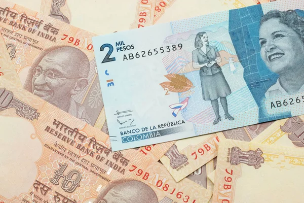 Zbliżenie Wizerunek Niebieskiego Dwa Tysiące Kolumbijskiego Peso Banknot Tle Indyjskich — Zdjęcie stockowe