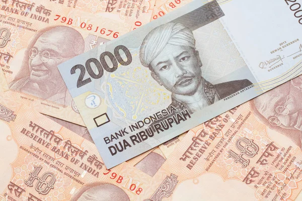 Banconota Grigia Duemila Rupie Indonesiane Con Banconote Dieci Rupie Indiane — Foto Stock