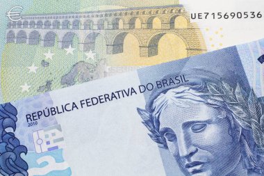 Mavi iki Brezilya reais banknotlu beş Euro 'luk banknot. Makro çekimde..