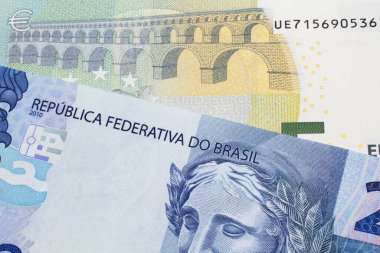 Mavi iki Brezilya reais banknotlu beş Euro 'luk banknot. Makro çekimde..