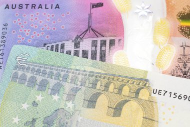 Avrupa Birliği 'nden beş avroluk bir banknotla birlikte, beş Avustralya Doları' na yakın bir görüntü.