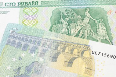 Avrupa Birliği Avro Bölgesi 'nden gelen beş avroluk banknotun yakın plan resmi. Belarus' tan yüz ruble banknot.