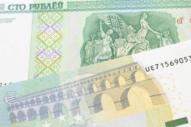 Avrupa Birliği Avro Bölgesi 'nden gelen beş avroluk banknotun yakın plan resmi. Belarus' tan yüz ruble banknot.