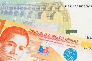 Filipinler 'den gelen turuncu bir 20' lik banknot Avrupa Birliği Avro Bölgesi 'nden gelen beş avroluk banknotla makroda kapanıyor