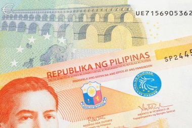 Filipinler 'den gelen turuncu bir 20' lik banknot Avrupa Birliği Avro Bölgesi 'nden gelen beş avroluk banknotla makroda kapanıyor