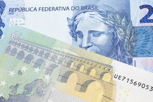 Ένα Χαρτονόμισμα Πέντε Ευρώ Ένα Μπλε Δύο Βραζιλιάνικα Ρεάλ Πυροβολισμός — Φωτογραφία Αρχείου