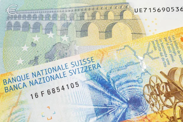 一张10瑞士法郎的黄色钞票 上面有来自欧盟中央银行的5张欧元钞票 — 图库照片