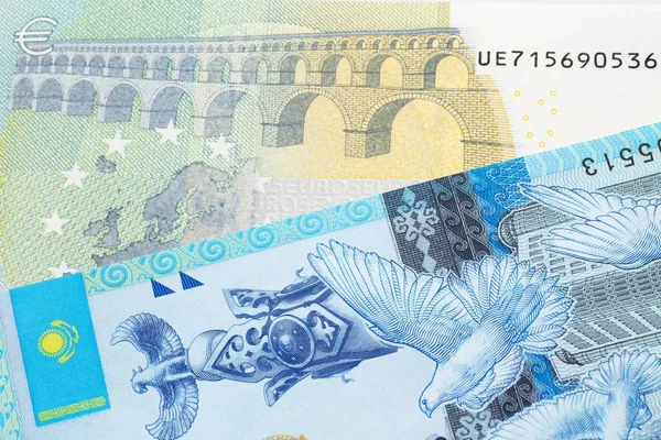 Банкнота Пять Евро Еврозоны Паре Синей Банкнотой Пятьсот Тенге Казахстана — стоковое фото