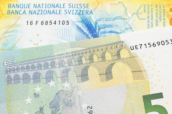 一张10瑞士法郎的黄色钞票 上面有来自欧盟中央银行的5张欧元钞票 — 图库照片