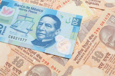 20 Meksika pesosunun yakın plan resmi ve makroda Hindistan 10 rupi banknotları.
