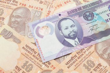 Mozambik 'ten mor, 20 metik banknotun yakın plan resmi. Hindistan' a ait 10 rupilik banknotlar.