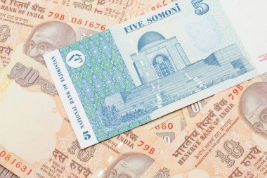 Tacikistan, Makro 'daki beş somoni banknotunun yakın plan görüntüsü. 10 rupilik Hint banknotları.