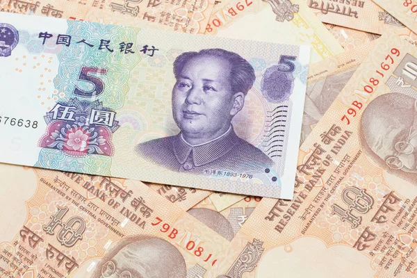 一张紫色的 五张人民币钞票的特写图片 它的背景是橙色的印度卢比钞票 在宏观上开枪 — 图库照片
