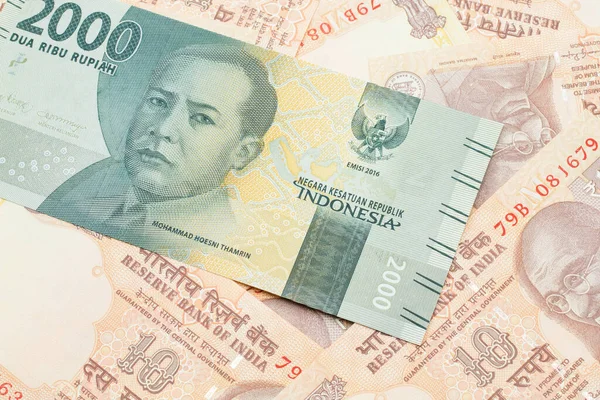 Billete Gris Dos Mil Rupias Indonesias Con Billetes Indios Diez — Foto de Stock