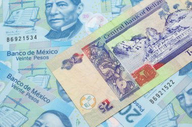 Belize 'den gelen renkli iki dolarlık banknotun yakın plan görüntüsü makroda 20 pezoluk Meksika banknotları.