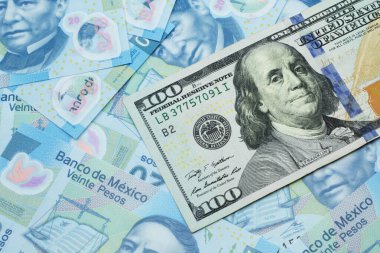 Yeni, mavi bir Amerikan banknotunun makro görüntüsü. Amerika 'dan gelen 20 pezoluk Meksika banknotunun arka planına yakın.