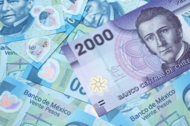 Şili 'den gelen iki bin pezoluk mor banknotun yakın plan görüntüsü makroda 20 pesoluk Meksika banknotları.