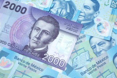 Şili 'den gelen iki bin pezoluk mor banknotun yakın plan görüntüsü makroda 20 pesoluk Meksika banknotları.