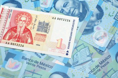 Kırmızı beyaz bir Bulgar lev banknotunun Meksika 20 pesosunun makro görüntüsü.