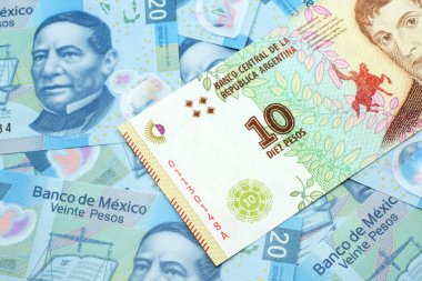 Arjantin 'den gelen 10 pesoluk banknotun Meksika' da 20 peso 'luk banknotla yakın plan görüntüsü.