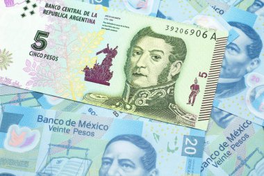 Arjantin 'den beş peso banknot, Meksika' dan yirmi peso banknotun arka planında. Yakın plan.