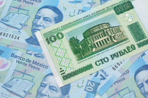 メキシコのベッドの上のベラルーシの緑の百ルーブル銀行券マクロで閉じる20ペソ銀行券 — ストック写真