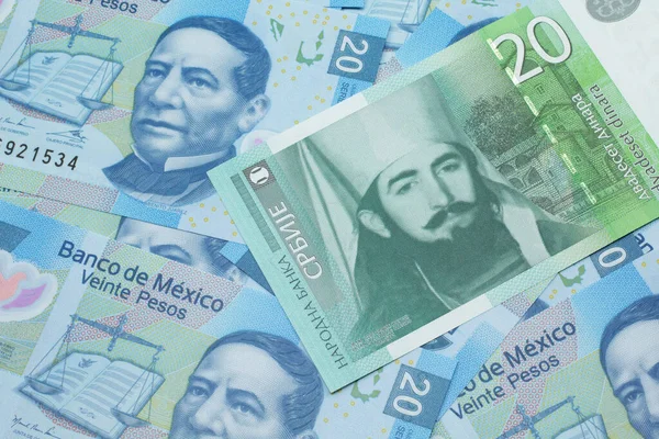 Bancnotă Dinari Sârbi Verde Alb Fundalul Bancnotelor Mexicane Peso — Fotografie, imagine de stoc