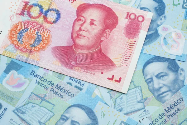 Närbild Röd Hundra Kinesiska Yuan Sedel Närbild Bakgrund Blå Mexikanska — Stockfoto