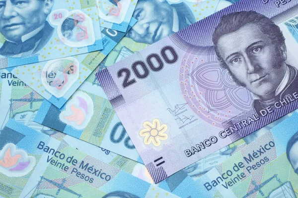 Zbliżenie Wizerunek Purpurowego Dwutysięcznego Peso Banknotu Chile Łożu Meksykańskich Dwudziestu — Zdjęcie stockowe