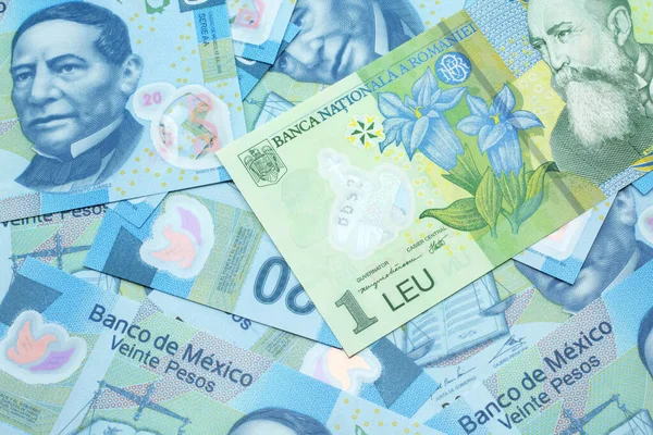 Зображення Зеленого Румунського Леу Банка Тлі Мексиканських Доларових Банкнот — стокове фото