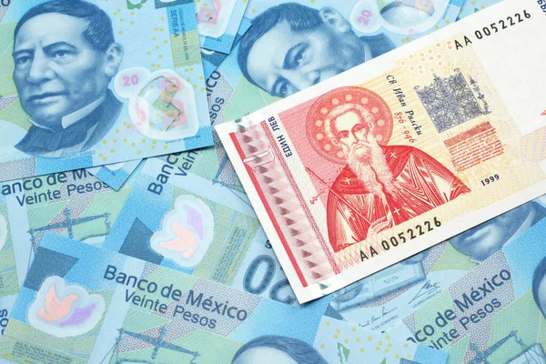 Макро Зображення Червоної Білої Банкноти Болгарського Лева Мексиканськими Песо Банкнотами — стокове фото