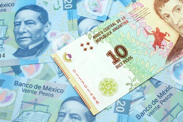 Arjantin 'den gelen 10 pesoluk banknotun Meksika' da 20 peso 'luk banknotla yakın plan görüntüsü.